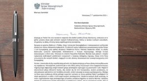 List Ministra Mariusza Kamińskiego do Horsta Seehofera, Federalnego Ministra Spraw Wewnętrznych, Budownictwa i Ojczyzny RFN leżący na biurku obok długopis