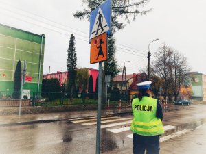 POLICJANTKA STOJĄCA W REJONIE PRZEJŚCIA DLA PIESZYCH