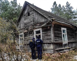 policjantka i strażnik miejski sprawdzają pustostan