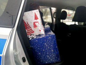 prezenty w radiowozie