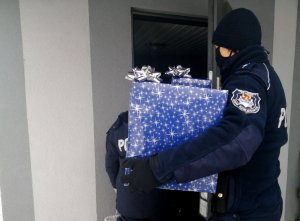 policjantka niosąca prezenty