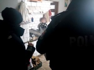 policjantki niosą prezenty