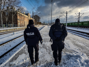 policjantka i funkcjonariuszka straży ochrony kolei idące wzdłuż torów