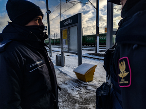 policjantka i funkcjonariuszka straży ochrony kolei sprawdzają rejon peronów