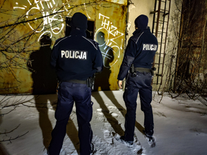 dwóch policjantów wchodzi do pustostanu