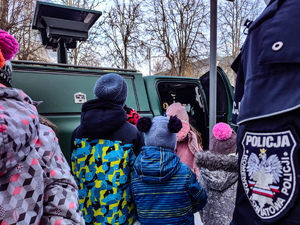 dzieci oglądające pojazd straży granicznej