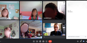 zrzut ekranu sześć pól w każdym osoba w dolnym prawym rogu policjantka po prawe stronie napis dzień dobry i emotikona uśmiechu