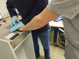 Policjant pobierający odciski palców.