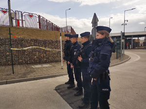 Policjanci pełniący służbę przy granicy polsko-białoruskiej.