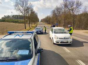 Policjanci pełniący służbę przy granicy polsko-białoruskiej.