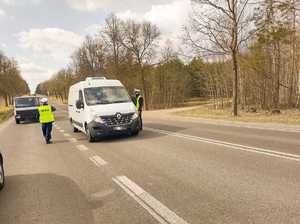 Policjanci pełniący służbę przy granicy polsko-białoruskiej.