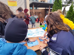 Dzieci odbijają dłonie na kształt niebieskiego motyla w trakcie obchodów Światowego Dnia Autyzmu.