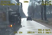 Ciężarówka wyprzedzająca inny samochód.