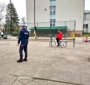 Policjanci nadzorujący dzieci jeżdżące na rowerach podczas zawodów.
