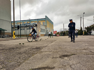 Policjanci nadzorujący dzieci jeżdżące na rowerach podczas zawodów.