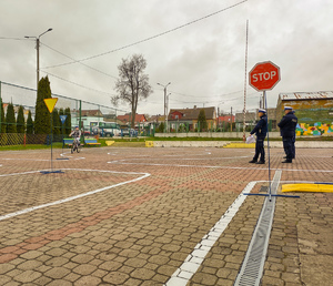 Policjanci nadzorujący dzieci jeżdżące na rowerach podczas zawodów.