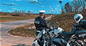 Policjanci kontrolują prędkość.