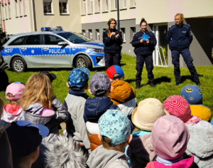 Policjantki podczas wizyty w przedszkolu.
