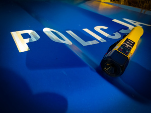 Urządzenie do badania trzeźwości na masce radiowozu.