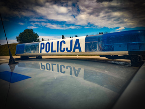 Światła błyskowe radiowozu z napisem policja