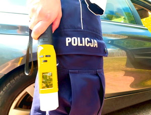 Urządzenie do badania trzeźwości trzymane przez policjantkę.
