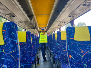 Policjantka w autobusie.