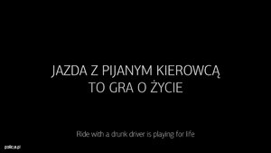 Biały napis na czarnym tle &quot; Jazda z pijanym kierowcą to gra o życie&quot;.