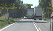 Samochód ciężarowy wyprzedza inną ciężarówkę.