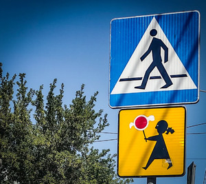 Znak drogowy przejście dla pieszych i uwaga dzieci.