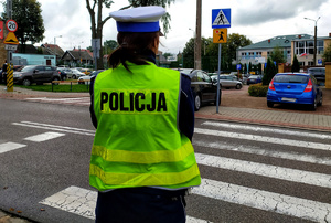 Policjantka przy przejściu dla pieszych