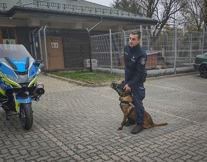 Policjant z psem.