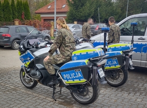 Uczennica na motocyklu.