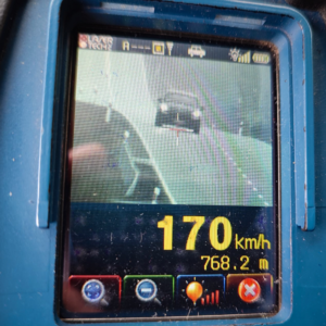 Zdjęcie z urządzenia do mierzenia prędkości wskazujące prędkość 170 kilometrów na godzinę.