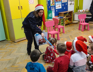 Policjantki daje odblaski dzieciom.