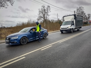 Policjant  bada trzeźwość kierowcy.