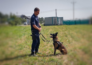 Policjant z psem.