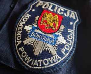 Odznaka policyjna i herb miasta Sokółka napis Policja i Komenda Powiatowa Policji w Sokółce.