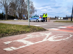 Policjanci przy przejściu i ścieżce rowerowej mierżą prędkość.