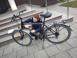 Policjanta oznacza rower.