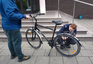 Policjanta oznacza rower.