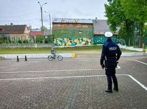 Policjant przeprowadza egzamin na kartę rowerową.