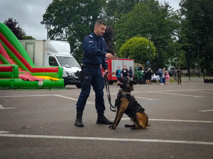 Policjant z psem.