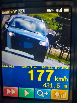 Samochód w ekranie  rejestratora prędkości