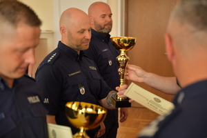 Policjant odbierający nagrodę