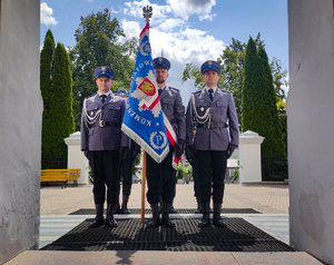 Poczet sztandarowy przy wejściu do kościoła.