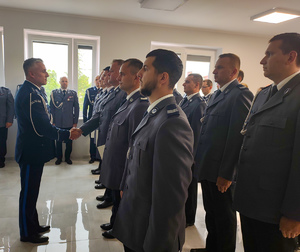 Policjanci dostają awanse.