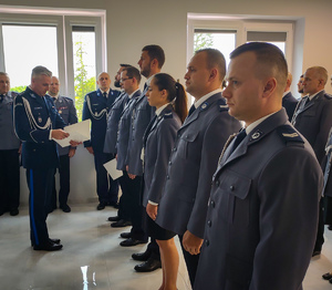 Policjanci otrzymują awanse.