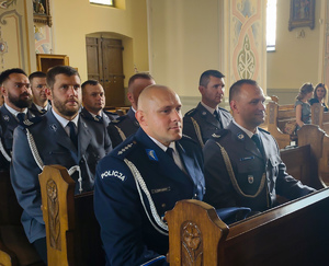Policjanci w kościele.