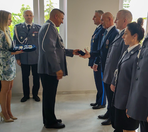 Policjanci i pracownicy otrzymują medale.