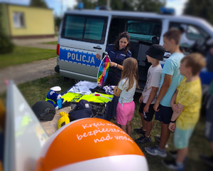 Policjantka rozmawia z dziećmi.